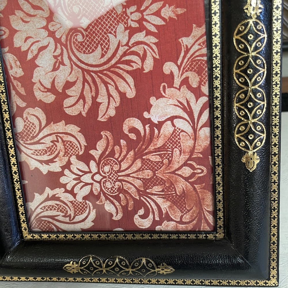 VNTG Moroccan Gilt Tooled Leather Frame - Picture 3 of 4